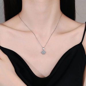 Collier en argent s925 avec pendentif croix attrape-rêves en moissanite carrée élégant