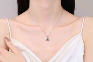Gros plan d'un élégant collier en argent s925 avec moissanite de 1 carat au cou