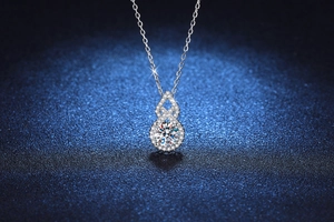 Macro d'un collier pendentif calebasse en moissanite 1 carat avec chaîne en argent poli