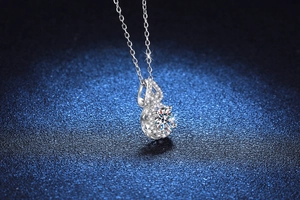 Vue macro d'un collier pendentif calebasse en moissanite 1 carat et argent 925