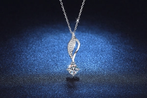 Détail du pendentif feuille avec diamants pavés et pierre de moissanite ronde de 1 carat