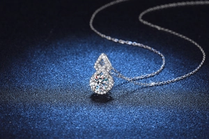 Vue macro du pendentif gourde en argent 925 avec moissanite 1 carat et serti de petits diamants