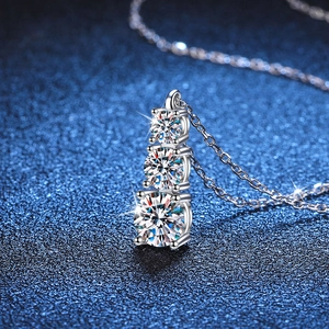 Collier en argent sterling S925 avec pendentif trois pierres moissanite sur fond bleu