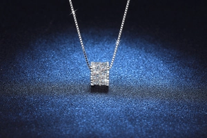 Gros plan d'un pendentif cylindrique en argent 925 serti de pierres de moissanite brillantes