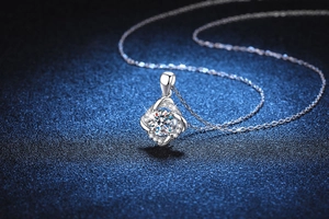 Détail macro du collier en argent S925 avec pendentif moulin à vent rotatif et moissanite