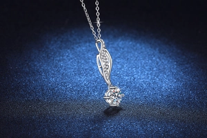 Macro d'un pendentif feuille en argent S925 avec une pierre de moissanite de 1 carat