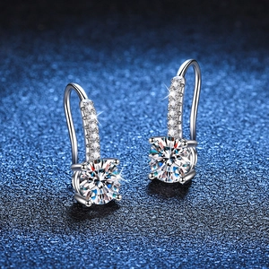 Élégantes boucles d'oreilles Moissanite en argent S925 avec serti quatre griffes et fond étoilé
