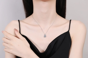 Mannequin portant un collier en argent 925 avec pendentif gourde et moissanite de 1 carat