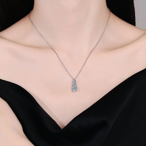 Collier avec pendentif à trois pierres en argent S925 porté par un mannequin chic