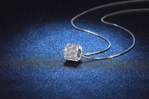 Détail du pendentif cylindre serti de moissanite pavée sur une chaîne vénitienne