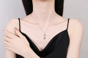 Collier en argent S925 avec moissanite bleue sur mannequin en robe de soie noire