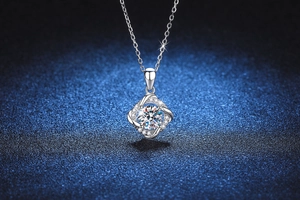 Vue macro détaillée du pendentif moulin à vent en moissanite 1 carat sur chaîne S925