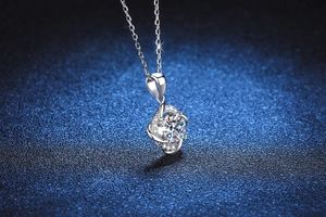 Gros plan du collier en argent S925 avec pendentif moulin à vent en moissanite 1 carat