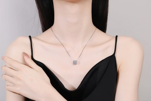 Détail d'un pendentif cylindre en moissanite sur une chaîne en argent sterling 925