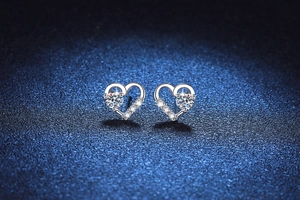 Makroaufnahme der S925 Sterling Silber Herzohrringe mit funkelndem runden Moissanit