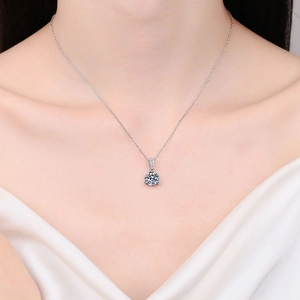 Élégant collier en argent s925 avec pendentif moissanite 1 carat porté par un mannequin