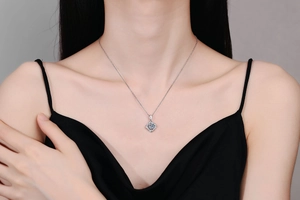 Gros plan d'un collier en argent S925 avec pendentif moissanite étincelant sur modèle
