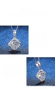 Détail de colliers avec pendentifs en moissanite et argent S925 au design halo