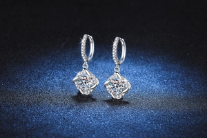 Vue détaillée des boucles d'oreilles moulin à vent en moissanite avec pierres rondes brillantes