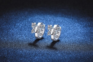 Vue macro de boucles d'oreilles créoles papillon en argent S925 avec diamants moissanite
