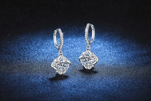 Détail de boucles d'oreilles en Moissanite avec design moulin à vent et pierres rondes