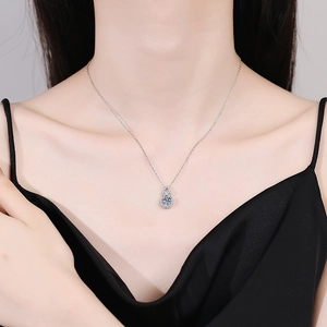 Collier pendentif gourde en argent sterling 925 avec moissanite 1 carat sur mannequin