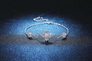 Close-up of S925 sterling silver four-leaf clover bracelet with 1.2ct moissanite stones