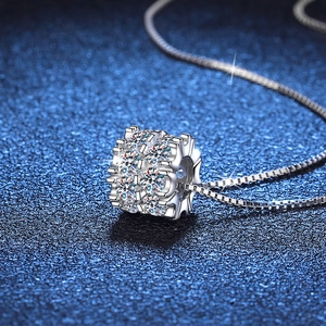 Collier cylindre en moissanite argent 925 avec chaîne box fine et pierres étincelantes