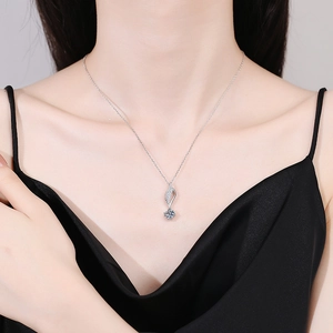Élégant collier en argent s925 avec pendentif feuille et moissanite 1 carat sur mannequin