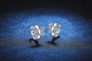 Gros plan détaillé des boucles d'oreilles papillon en argent S925 et moissanites