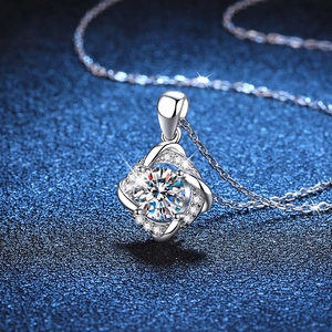 Collier en argent s925 avec pendentif moulin à vent rotatif et moissanite 1 carat sur fond bleu