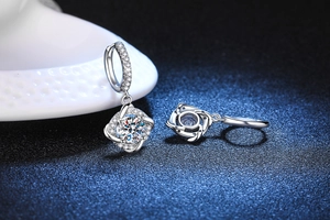 Détail macro de créoles en argent S925 avec un pendentif étincelant en moissanite ronde