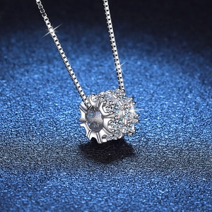 Collier en argent sterling S925 avec pendentif en moissanite et pavage de pierres brillantes