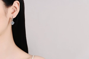 Détail des boucles d'oreilles en moissanite argentée avec sertissage pavé sur l'oreille