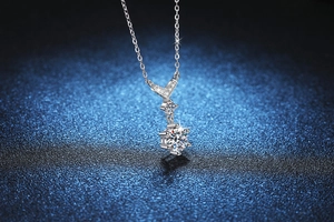 Detail of fishtail pendant necklace with three brilliant moissanite stones in S925 silver