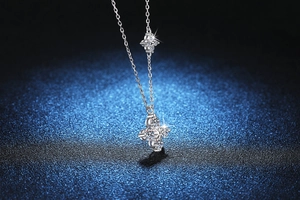 Vue détaillée du pendentif trèfle en argent S925 avec moissanite sur fond bleu