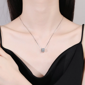 Collier avec pendentif cylindre en argent S925 et moissanite porté par un modèle