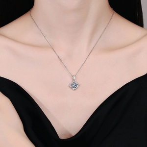 Collier élégant en argent s925 avec pendentif moulin à vent en moissanite 1ct