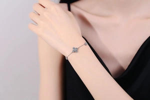 Detail view of S925 sterling silver four-leaf clover bracelet with sparkling moissanite