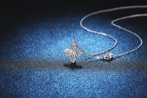 Gros plan du collier trèfle à quatre feuilles en argent S925 serti de moissanites brillantes