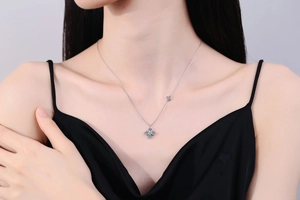 Détail du collier trèfle en argent S925 avec moissanite bleu clair sur mannequin