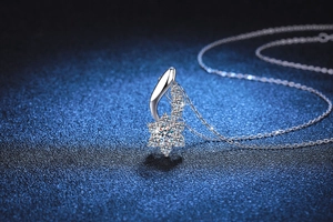 Detailed view of S925 silver snowflake pendant with sparkling moissanite on O-chain