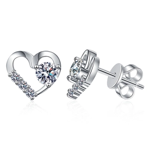 S925 Sterling Silber Herz Ohrstecker mit D-Farbe Moissanit Steinen in Weißgold-Finish