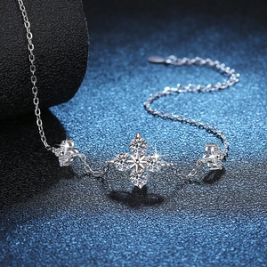 Elegant s925 silver four-leaf clover bracelet with 1.2ct moissanite on dark surface
