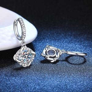 Élégantes boucles d'oreilles créoles Moissanite 1 carat en argent 925 avec design halo