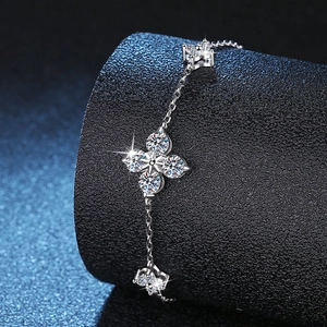 Elegant S925 sterling silver four-leaf clover bracelet featuring sparkling moissanite gems