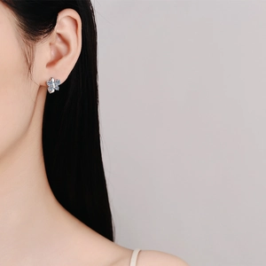Boucles d'oreilles papillon en argent s925 avec moissanite bleue sur un mannequin