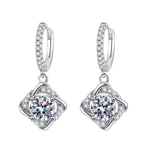 Boucles d'oreilles créoles Moissanite avec pendentif carré torsadé et pierre ronde centrale