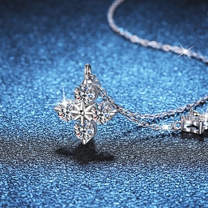 Élégant collier trèfle en argent S925 avec pendentif brillant en moissanite pour femme