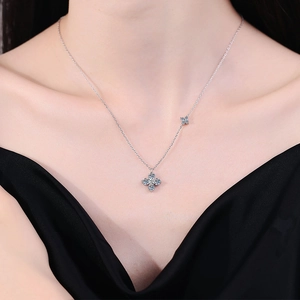 Collier trèfle en argent S925 avec moissanite bleue porté par un mannequin féminin